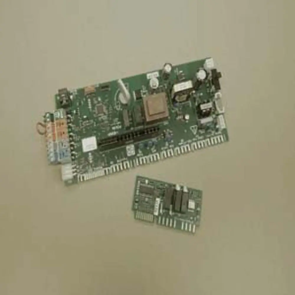 Zwei grüne Elektroplatten, eine größere und eine kleinere, mit verschiedenen Bauteilen und Anschlüssen. Beide stammen von der Marke Remeha.